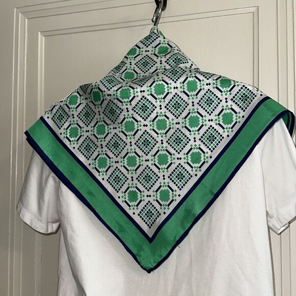 Vintage 70s or 80s blue, green & white small square pattern polyester scarf - Picture 3 of 7